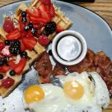 2 wafles con fresas nutella  2huevos