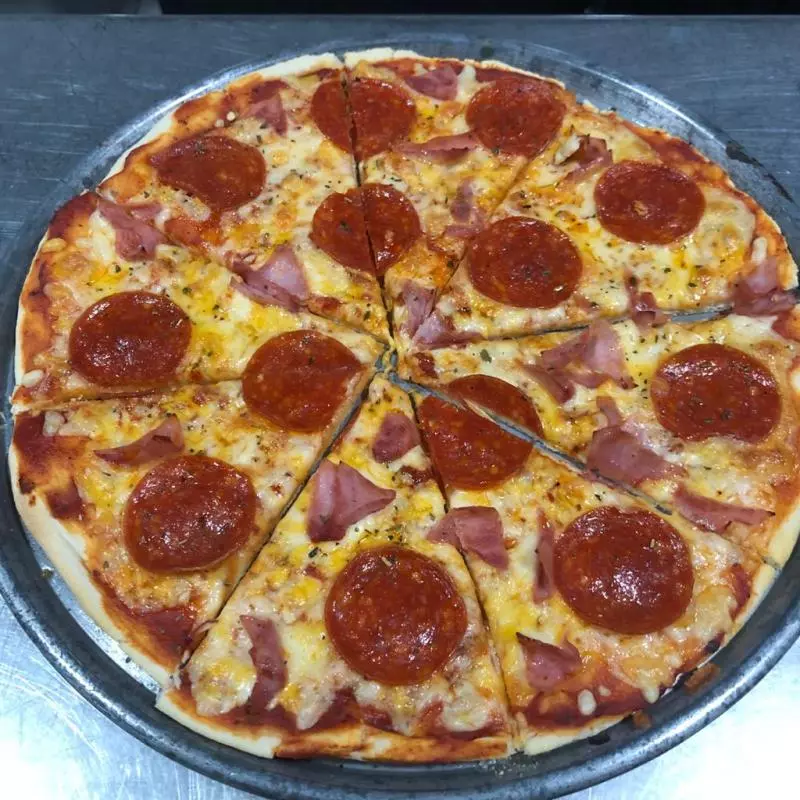 Pizza pepperoni y jamón