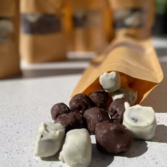 Cubinhos de brownie crocante