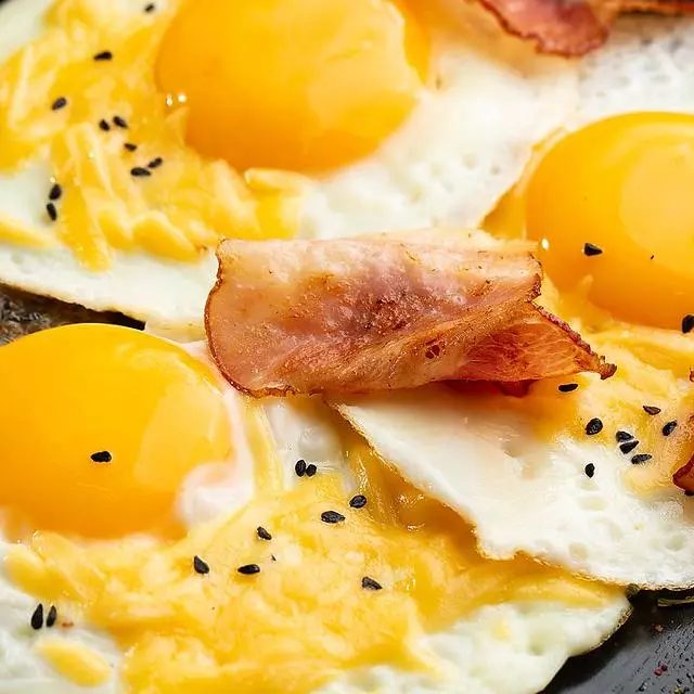 Bacon fried eggs