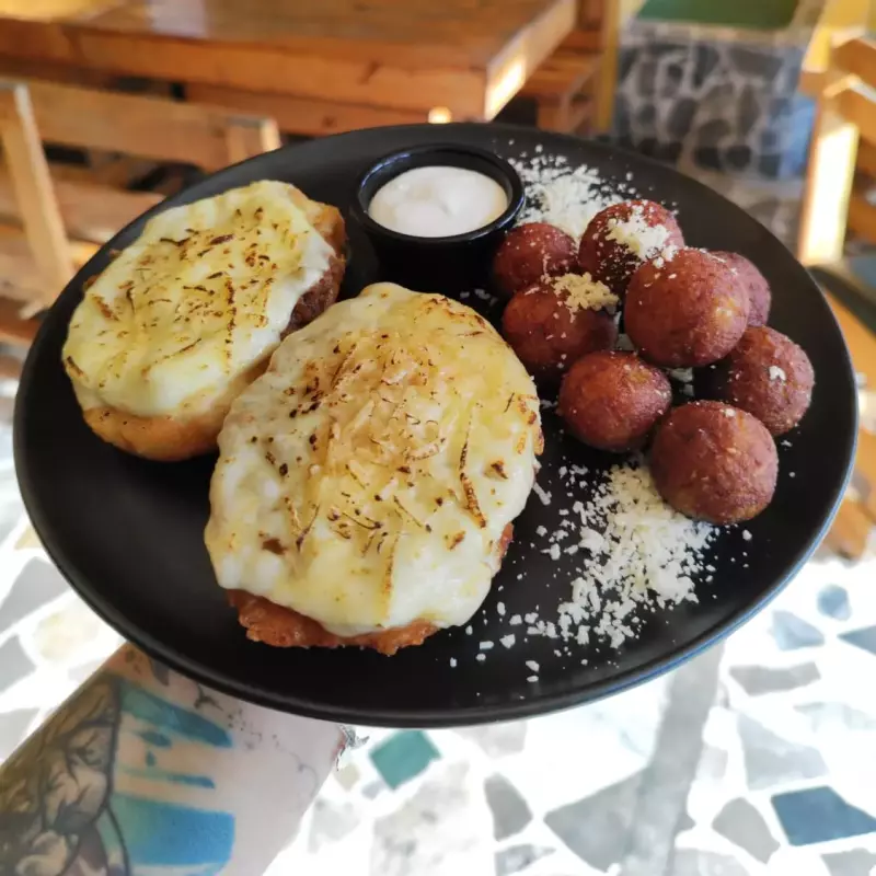 Milanesa a la boloñesa