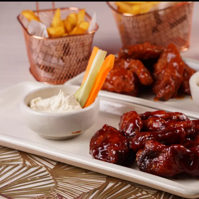 BBQ Wings  + papas fritas