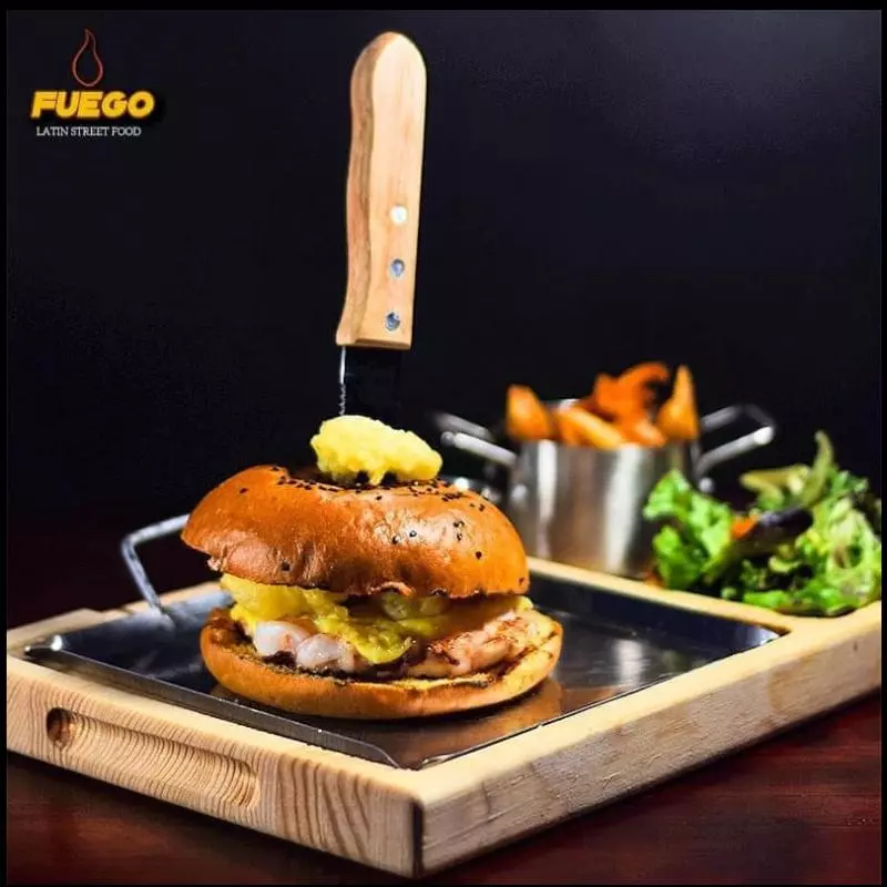 Hamburguesa de camarón con pulpo al gratín