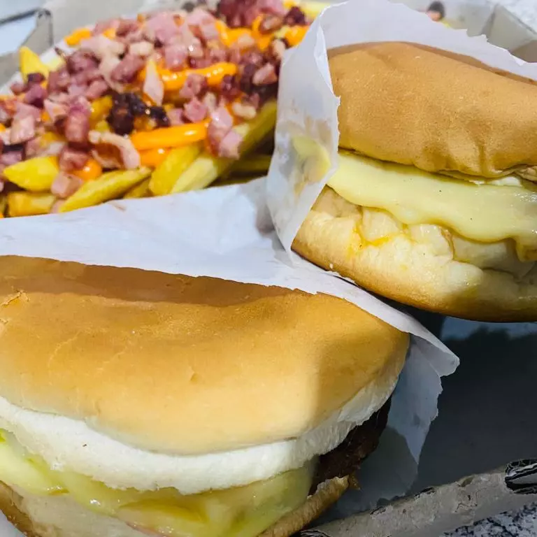 2 x burger fritas, bacon e cheddar