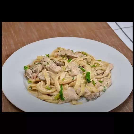 ESPAGUETTI EN SALSA ALFREDO