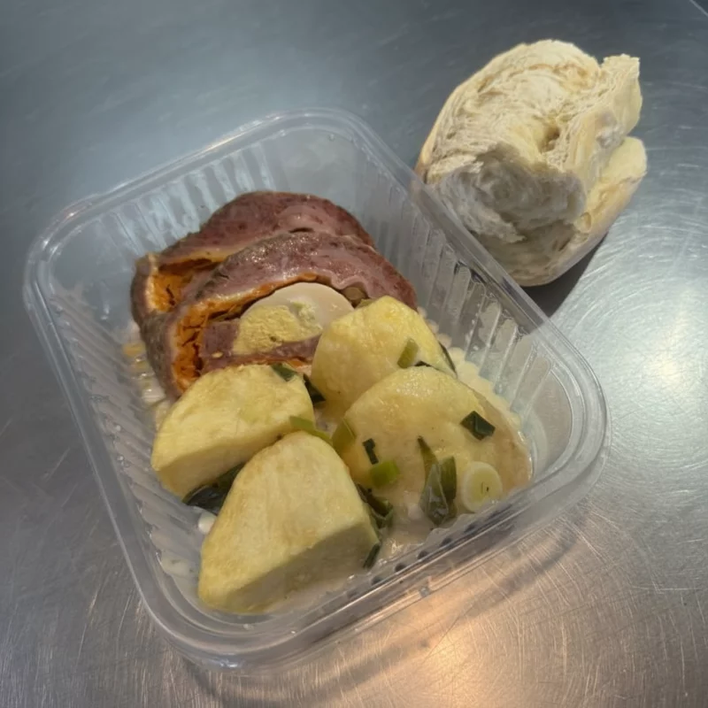 Pan de carne, papas con salsa puerro