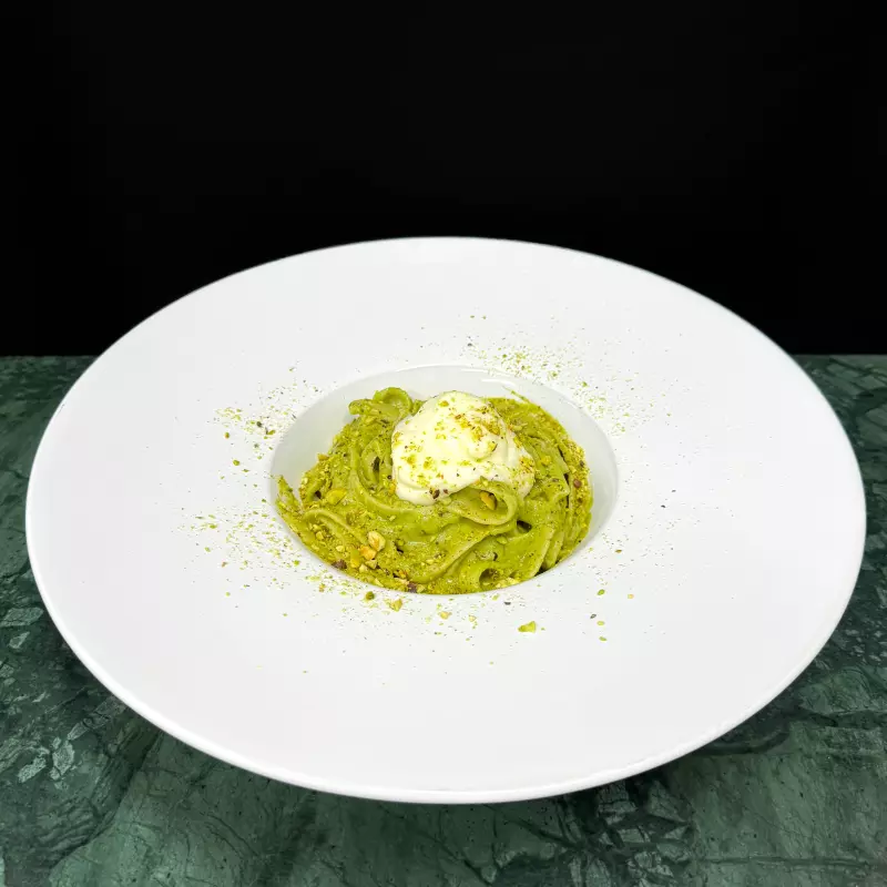 Fetuccine Pesto con Crema Burrata