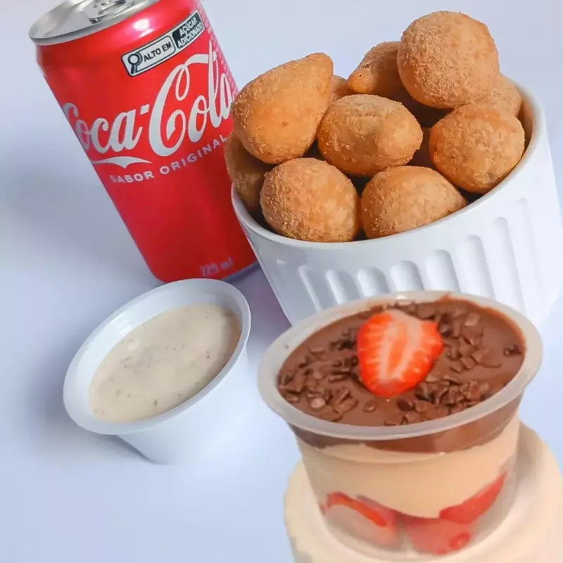 20 salgados+coca+bombom de morango