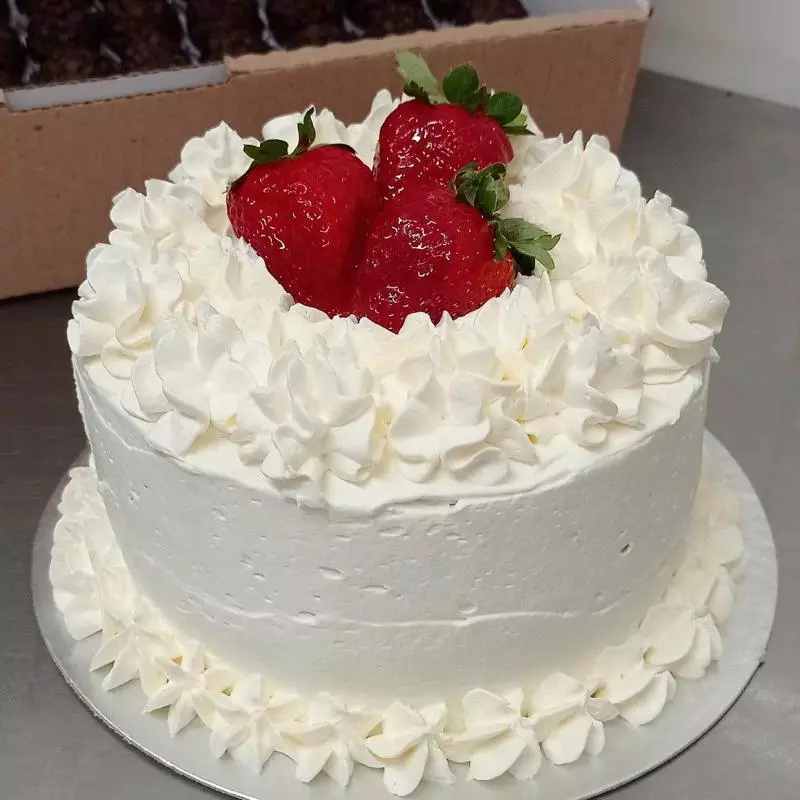Bolo Vegano de morango com Leite Condensado e