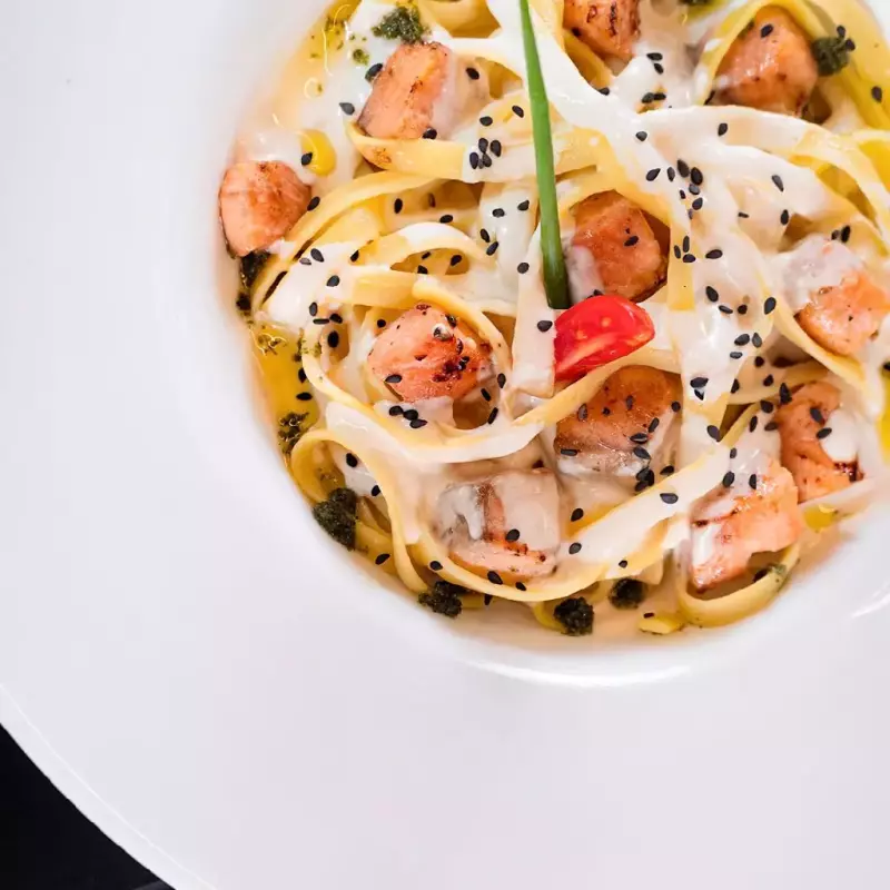 TAGLIATELLE AO CREME DE SALMÃO