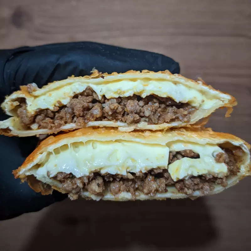 Pastel de Carne com Queijo Minas