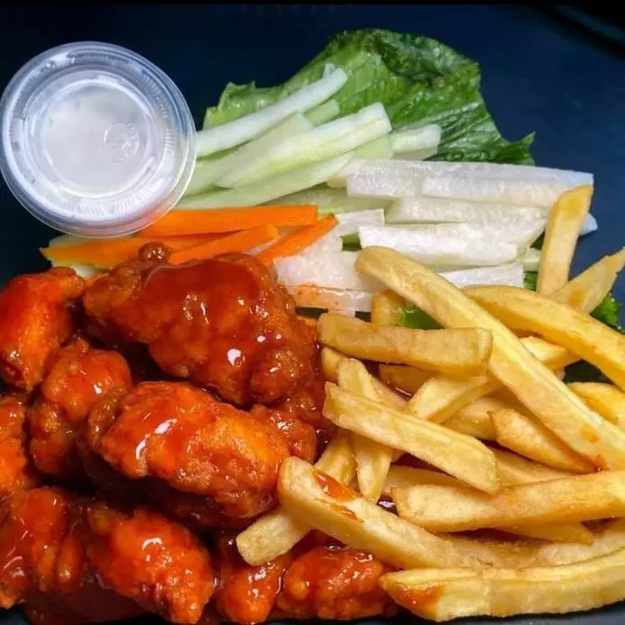 6 alitas con papas fritas