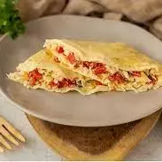 Tapioca de bacon com queijo e tomate