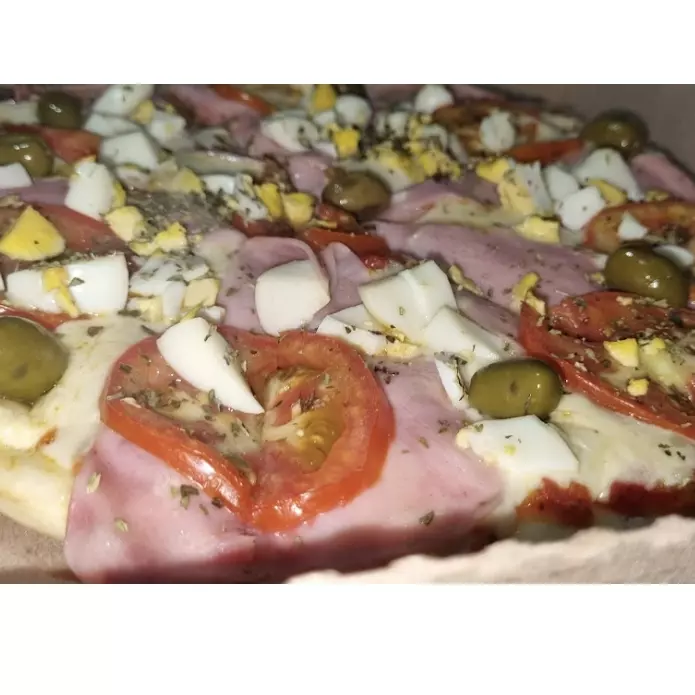 Pizza jamon tomate y huevo