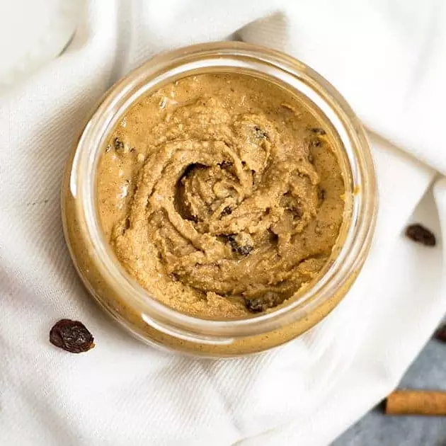 Crema de maní con canela y pasas