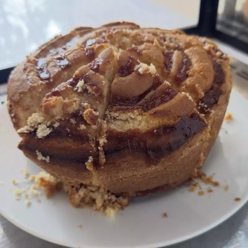 Fatia de bolo nata goiaba