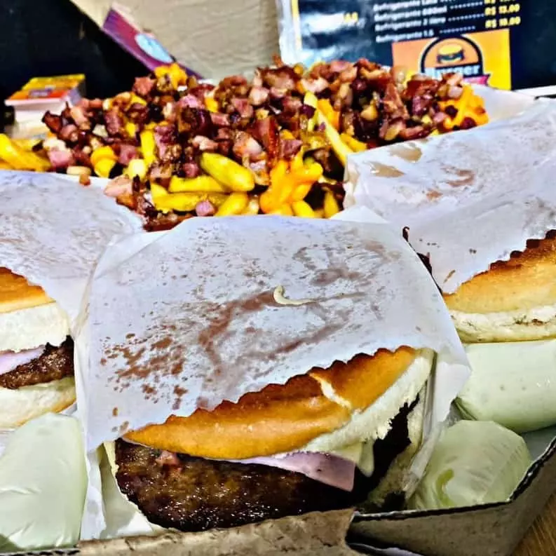 3 x burger fritas bacon e cheddar