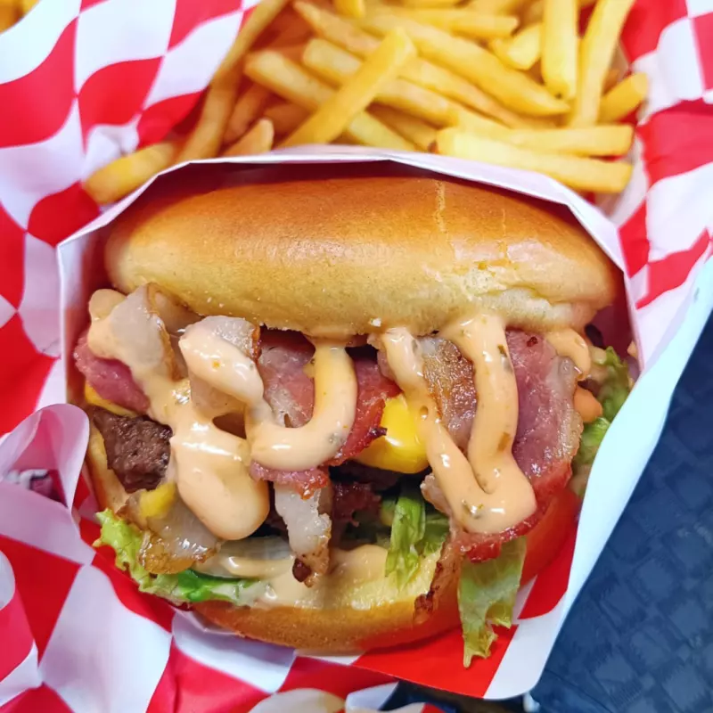 La Bochinchosa + Papas Fritas