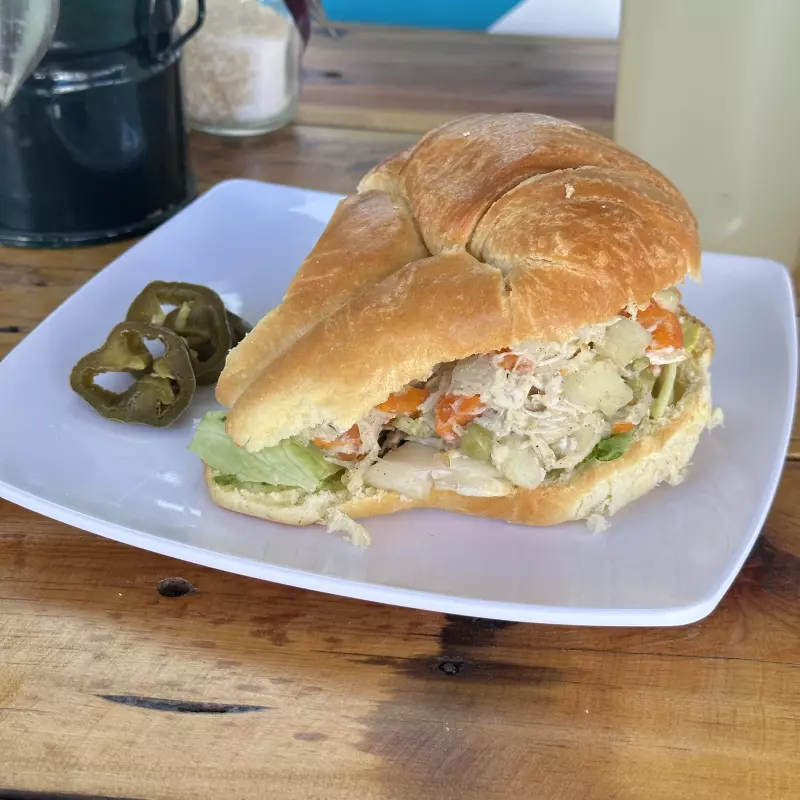 Croissant Ensalada de pollo