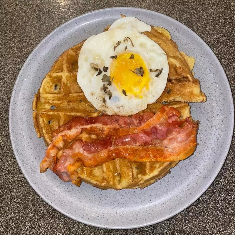 Wafle con huevo y tocino