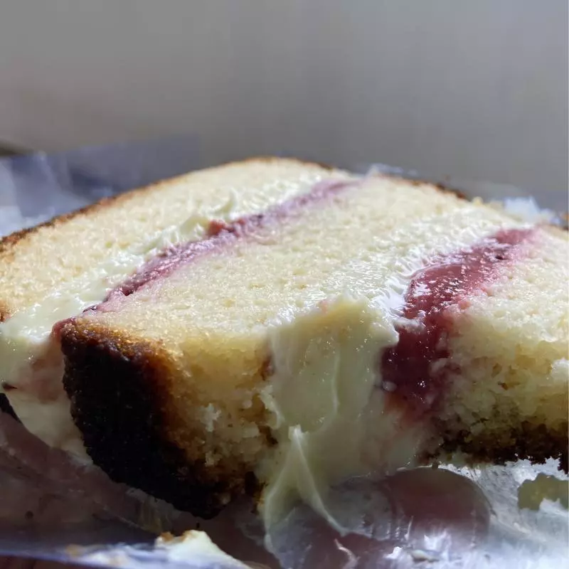 FATIA NINHO COM MORANGO ASSADO.