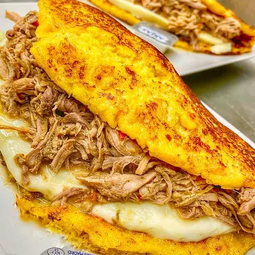 Cachapa 1/2 Q/Mano y Pollo Mechado.