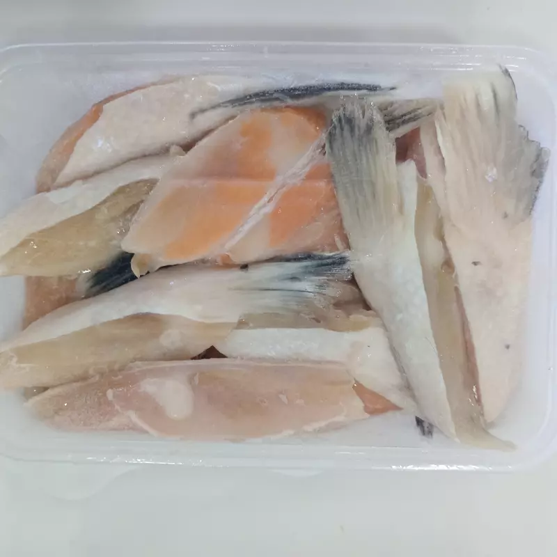 一盒三文鱼腩 Aletas de salmón