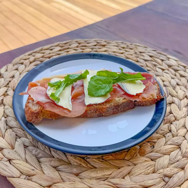 Tosta de jamón serrano y queso brie