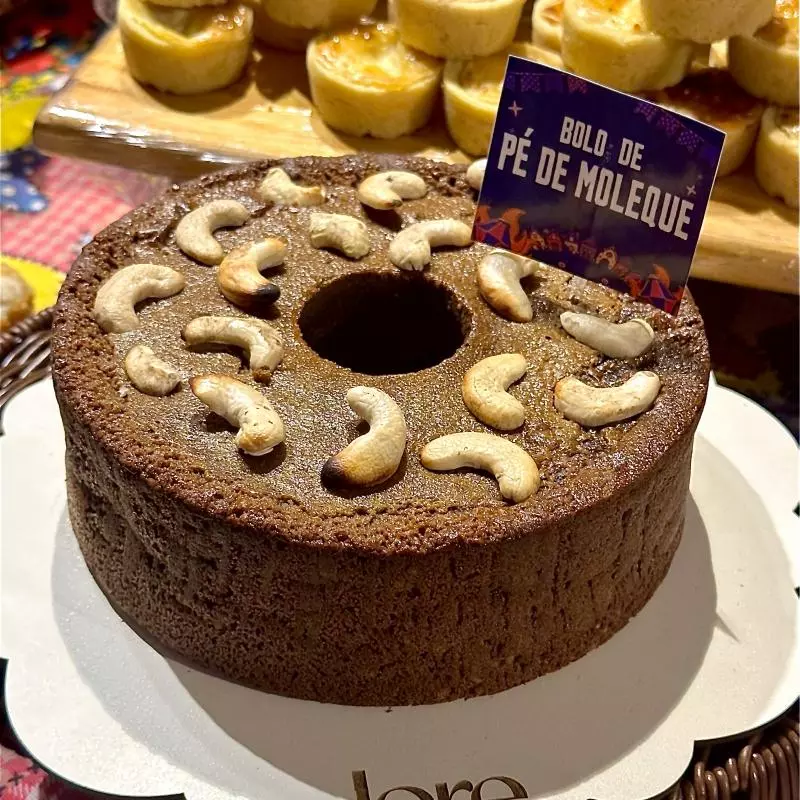 BOLO DE PÉ DE MOLEQUE