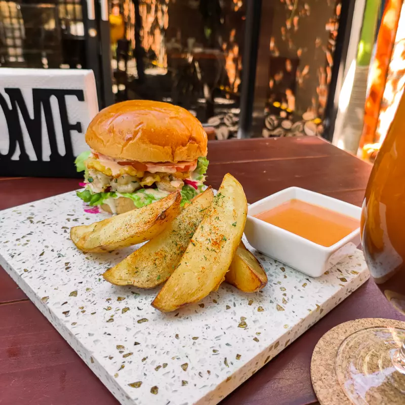 HAMBURGUESA HAWAIANA DE CAMARÓN 🍍