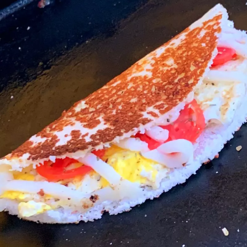 Tapioca de ovo queijo e tomate