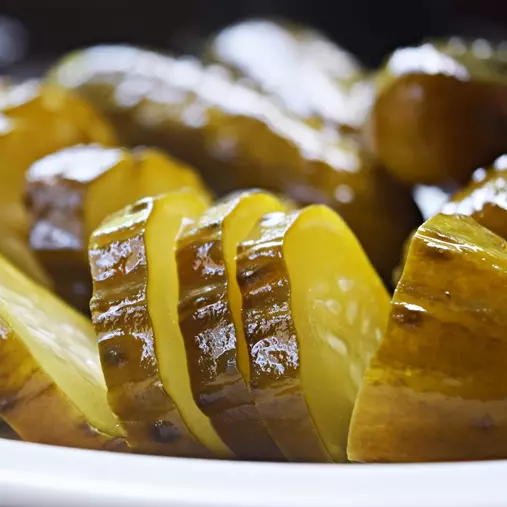 PEPINO AZEDO NA FOLHA DE PARREIRA