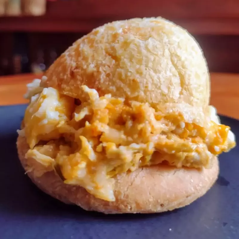 PÃO DE QUEIJO FRANGO COM REQUEIJÃO