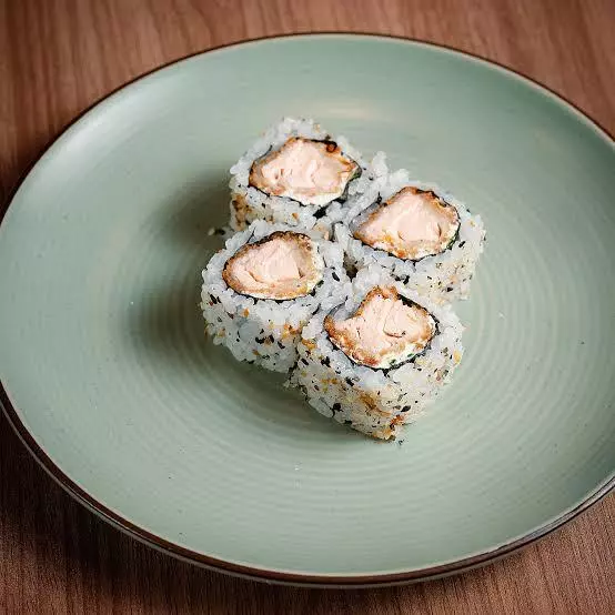 Uramaki salmão empanado (8un)