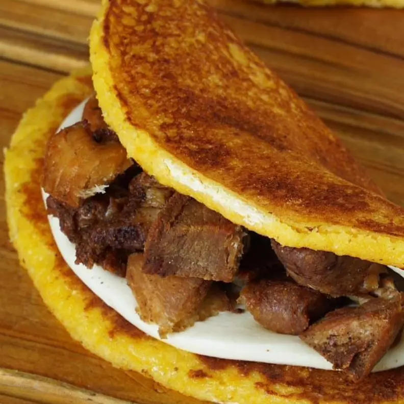 Cachapa con queso y cochino frito