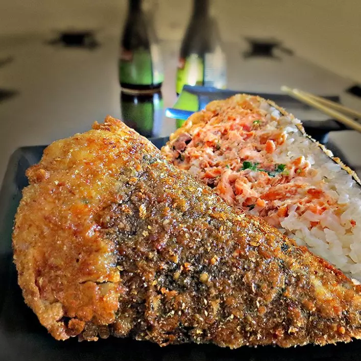 Hot temaki  de salmão 1 unit.