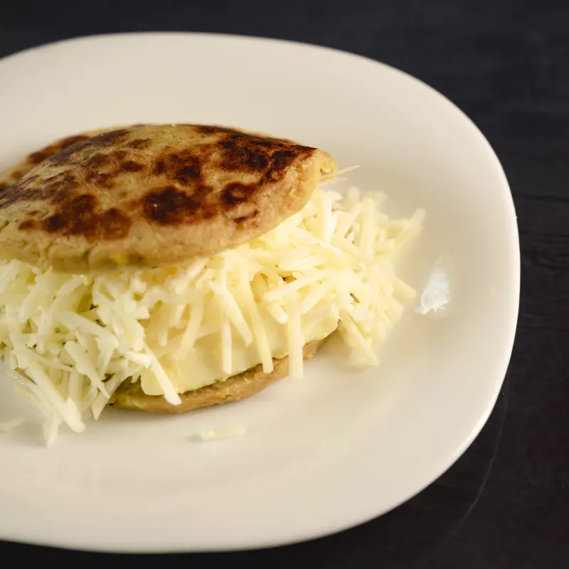 Arepa Asada Vegana con Queso