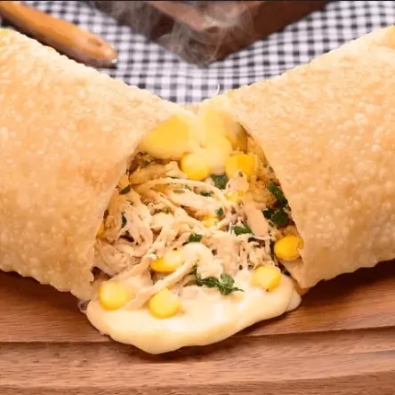 Pastel de Frango com Catupiry.