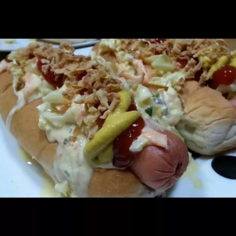 Perro con salchicha ahumada