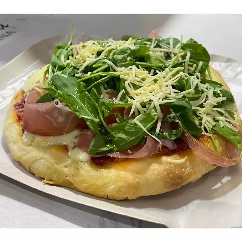 PIZZA DE JAMON CRUDO Y RUCULA