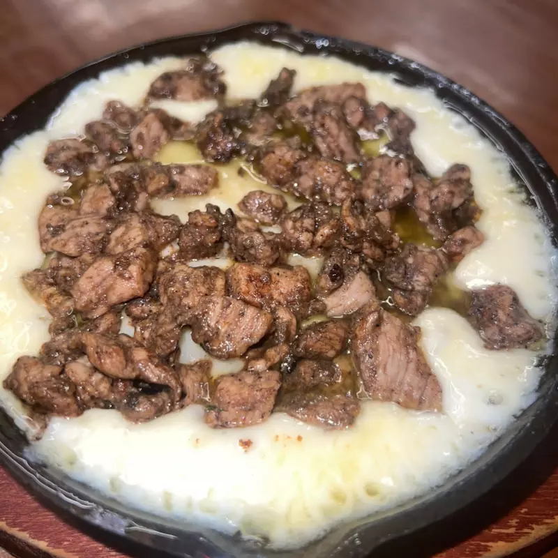 Queso fundido de arrachera