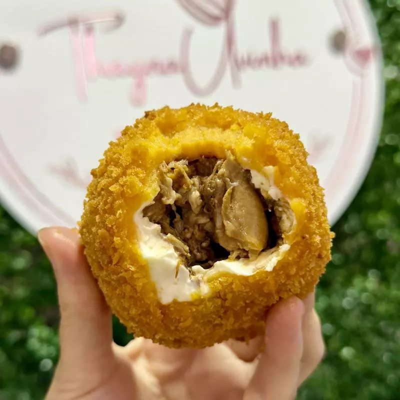 Coxinha de costela com cream chease