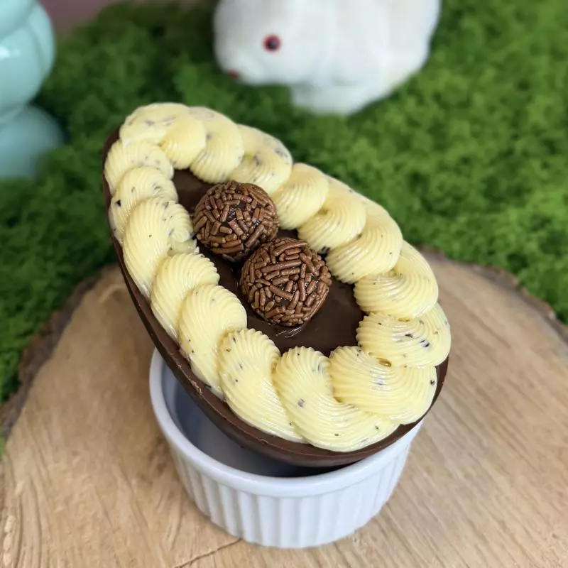Ovo de maracujá com brigadeiro