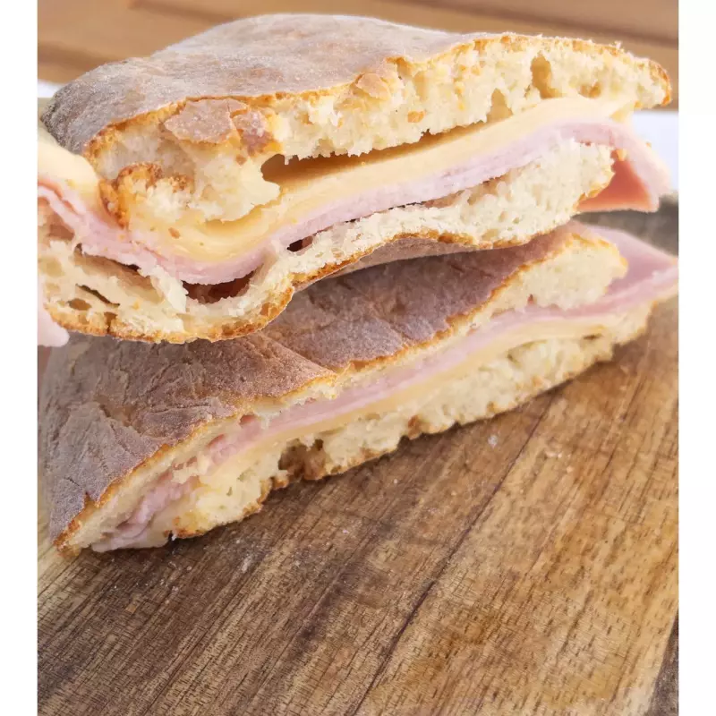 Tostado de Jamon y Queso en Pan Pita