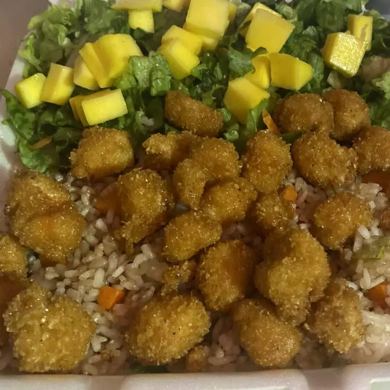 Yakimeshi con camarón empanizado