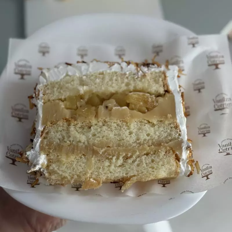 Fatia torta de abacaxi/coco queimado
