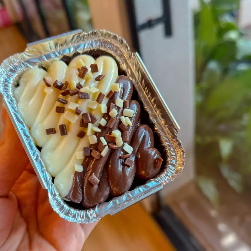 Mini bolinho ninho com brigadeiro