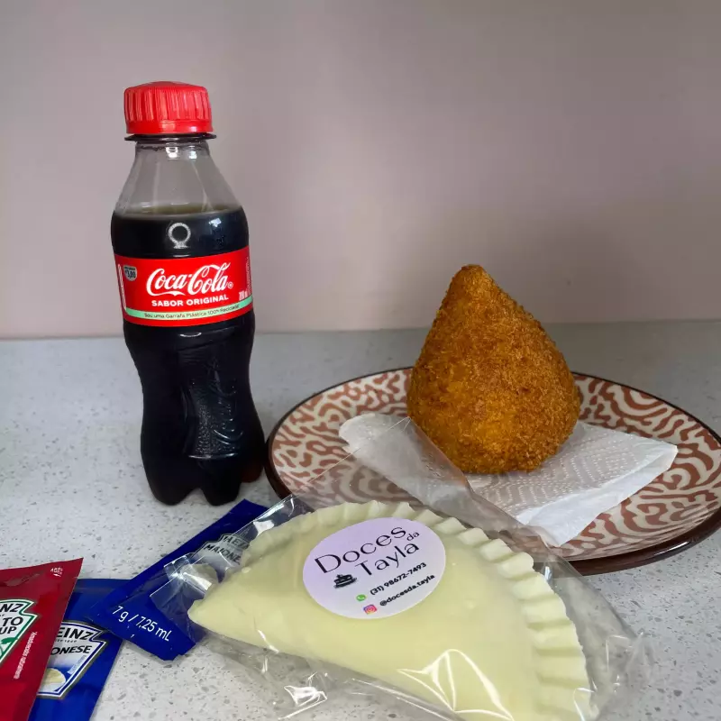 Pastel de ninho+ coxinha F+coca cola