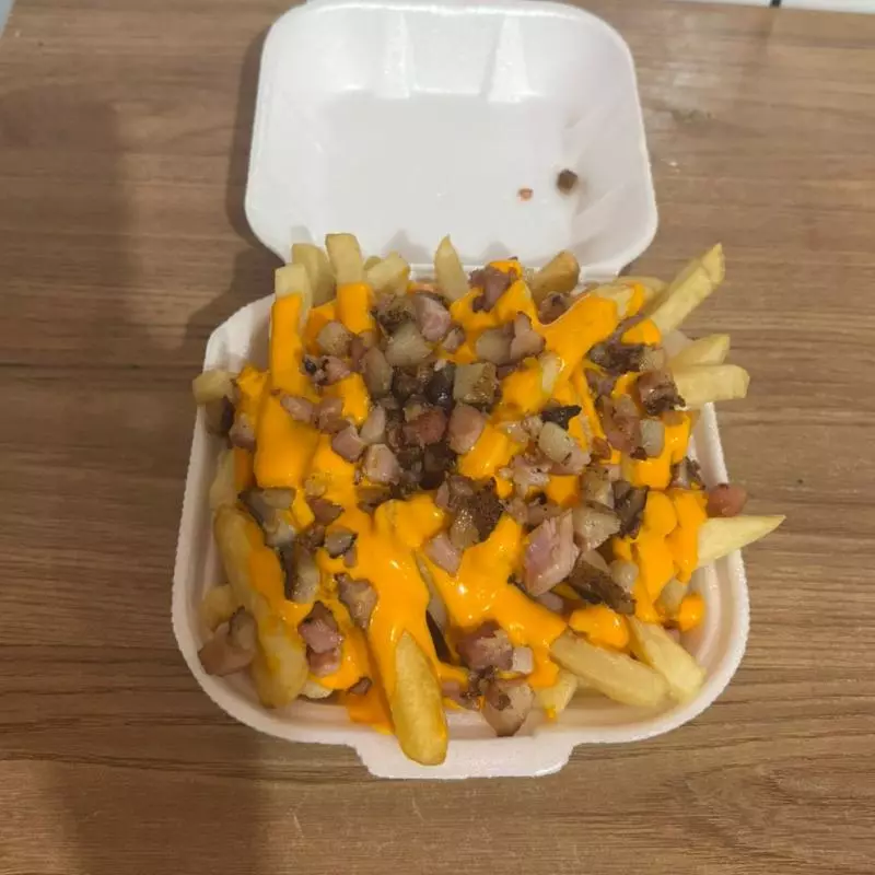 BATATA MEDIA C/CHEDDAR E BACON
