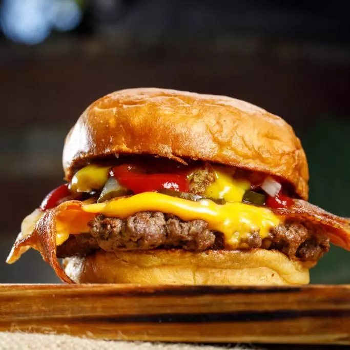 Hamburguesa con Cheddar y Bacon